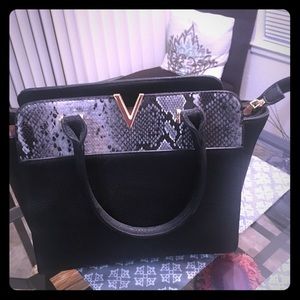 V Purse